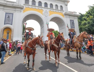 El evento inició poco después de las 10:00 horas, con la autorización de las autoridades militares presentes.
