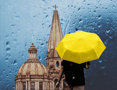 De acuerdo con los reportes meteorológicos más recientes, las lluvias comenzarán a manifestarse de forma ligera a moderada a partir de las 16:00 horas. ESPECIAL / CANVA