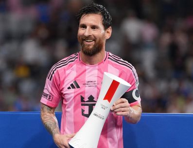 Lionel Messi, con el trofeo de jugador del partido en la final de la Campeones Cup 2026. EFE / A. Boal