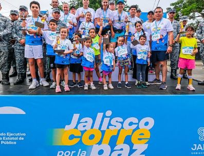 Al concluir las competencias, las y los participantes recibieron sus medallas y se realizó la premiación correspondiente a todas las categorías de la segunda edición de “Jalisco Corre por la Paz”. ESPECIAL/Gobierno de Jalisco