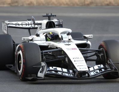 Checo Pérez no pudo avanzar a la Q2 y quedó obligado a remontar posiciones durante la carrera que se disputará en el circuito urbano de Bakú. EFE / A. Haider