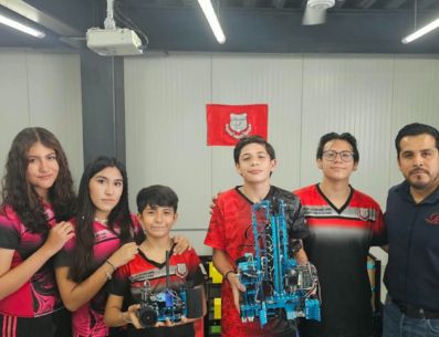 América, Ximena, Pablo, Juan, Rodrigo y el profesor Betancourt están listos para el reto (de izquierda a derecha). CORTESÍA