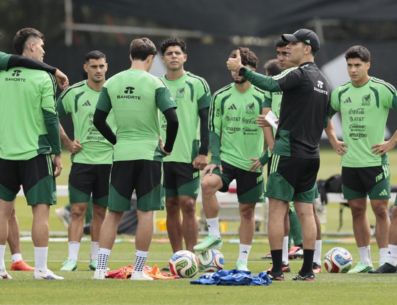 En su debut ante Colombia, el Tri tuvo destellos de buen futbol, pero estuvo lejos de ser un equipo que impusiera un estilo de juego. EFE / ARCHIVO