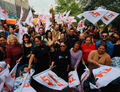 El presidente municipal Gerardo Quirino Velázquez Chávez, acompañado de vecinos de la zona, encabezó el arranque de los trabajos. ESPECIAL/Gobierno de Tlajomulco