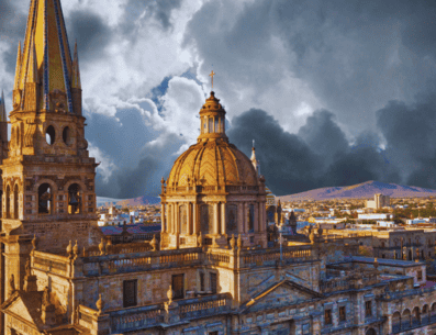 El cielo de Guadalajara permanecerá mayormente nublado a lo largo de toda la jornada. ESPECIAL / CANVA