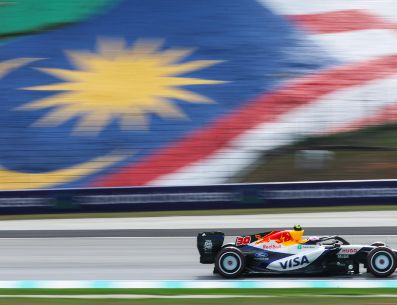 Por la tarde en Sepang los tiempos generales mejoraron, aunque Leclerc no logró superar el registro matinal de Verstappen. EFE / F. Ismail