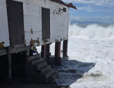 El fuerte oleaje provocado por "Rachel" afectó estructuras comerciales y obligó a evacuar pertenencias en Playa de Oro. ESPECIAL.