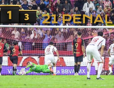 Una vez más, Camilo atajó un penal para el Atlas y ya van 21 desde su llegada al futbol mexicano. EL INFORMADOR / A. Navarro