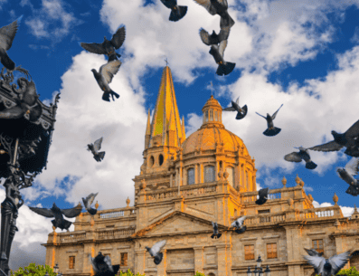 La probabilidad de precipitaciones en la capital jalisciense y sus municipios aledaños, como Zapopan y Tlaquepaque, se mantiene latente. ESPECIAL / CANVA