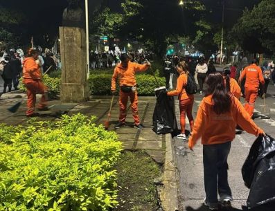 El personal comenzó a trabajar conforme avanzaba el contingente y los asistentes se retiraron de cada tramo. ESPECIAL/Gobierno de Guadalajara