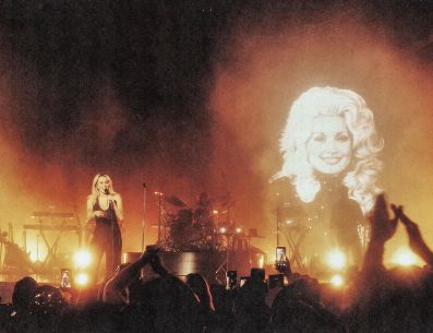 Miley Cyrus compartió una imagen de Dolly Parton y se confesó respecto a su relación. ESPECIAL / FACEBOOK Miley Cyrus