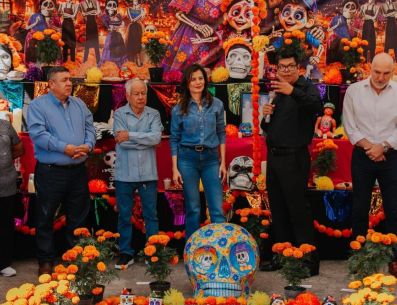 La feria cuenta con 331 puestos autorizados, donde se ofrecen productos tradicionales para el Día de Muertos, artesanías, dulces típicos y juguetes, entre otros artículos. ESPECIAL/Gobierno de Guadalajara