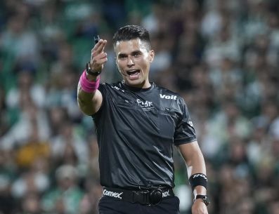 Pumas busca revertir la suspensión de su defensa tras el polémico arbitraje en Torreón, dirigido por Guillermo Pacheco. Imago7 / ARCHIVO