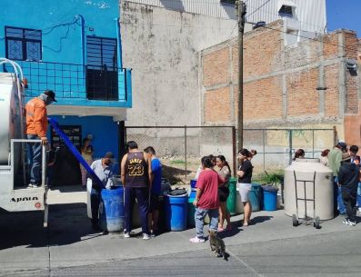 Los camiones cisternas han estado recorriendo las 11 Comunidades tapatías, suministrando líquido a los vecinos. ESPECIAL/Gobierno de Guadalajara