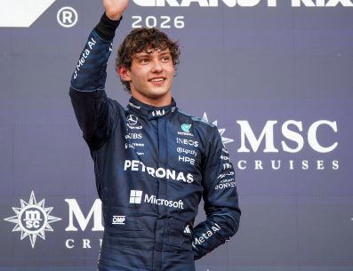 Kimi Antonelli celebra su victoria en el Gran Premio de Estados Unidos de Fórmula 1, resultado que lo acerca al campeonato de la temporada 2026. EFE / D. Safranek