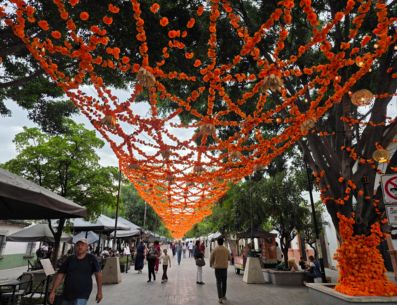 Por el andador hasta Plaza de las Américas se encuentra el tradicional altar de muertos. GOBIERNO DE ZAPOPAN
