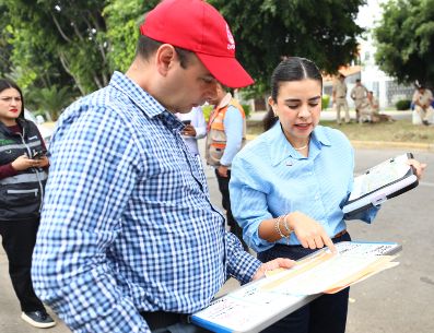 Equipos municipales trabajan en la distribución de agua mediante pipas a los domicilios de las familias afectadas. CORTESÍA