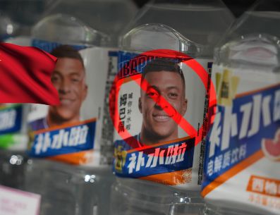 Botellas con bebidas de electrolitos de Dongpeng con la imagen del futbolista frances Kylian Mbappe en un supermercado de Beijing, el martes 27 de octubre de 2026. AP / Andy Wong