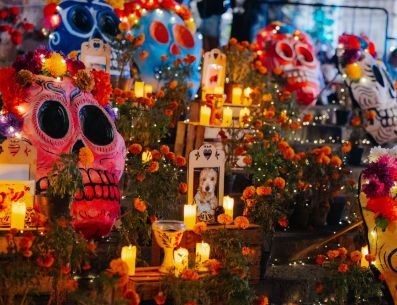 A partir de este martes 27 de octubre comenzarán los recorridos teatralizados, altares monumentales, talleres y conciertos en panteones de la ciudad. ESPECIAL/Gobierno de Guadalajara