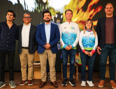 Vidal Gonzáles, Vicente Magaña, Mario Gálvez, Miguel Gutiérrez, Claudia Gómez y Yaquin Oggier durante la presentación sobre la Final de la Serie Mundial Sport de Parapente. EL INFORMADOR/ J. Acosta