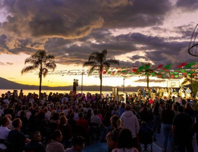 La "Maleconeada" logró reunir a más de mil personas y más de 150 músicos de mariachi provenientes de México y otros países. CORTESÍA